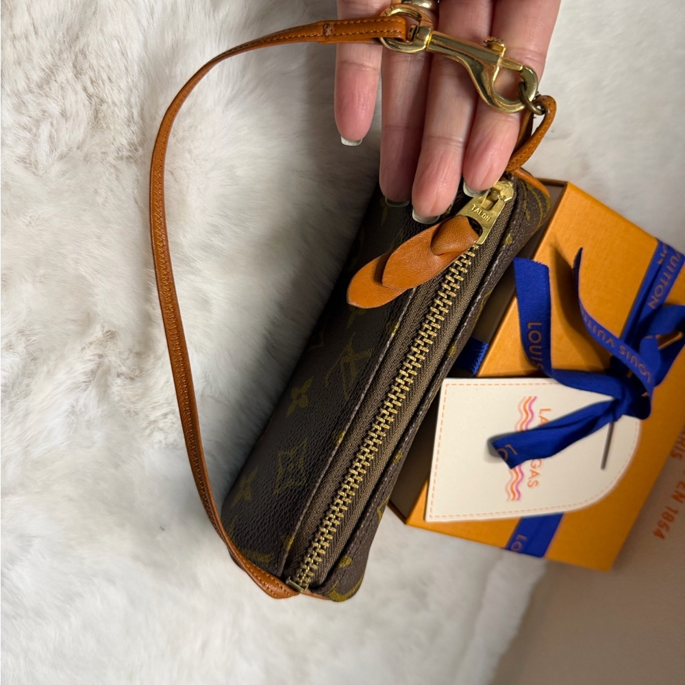 Louis Vuitton - Picture 9 of 16